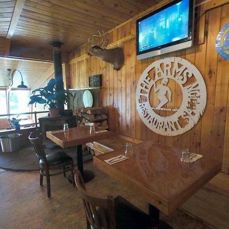 Pine Hill Arms Hotel Buitenkant foto