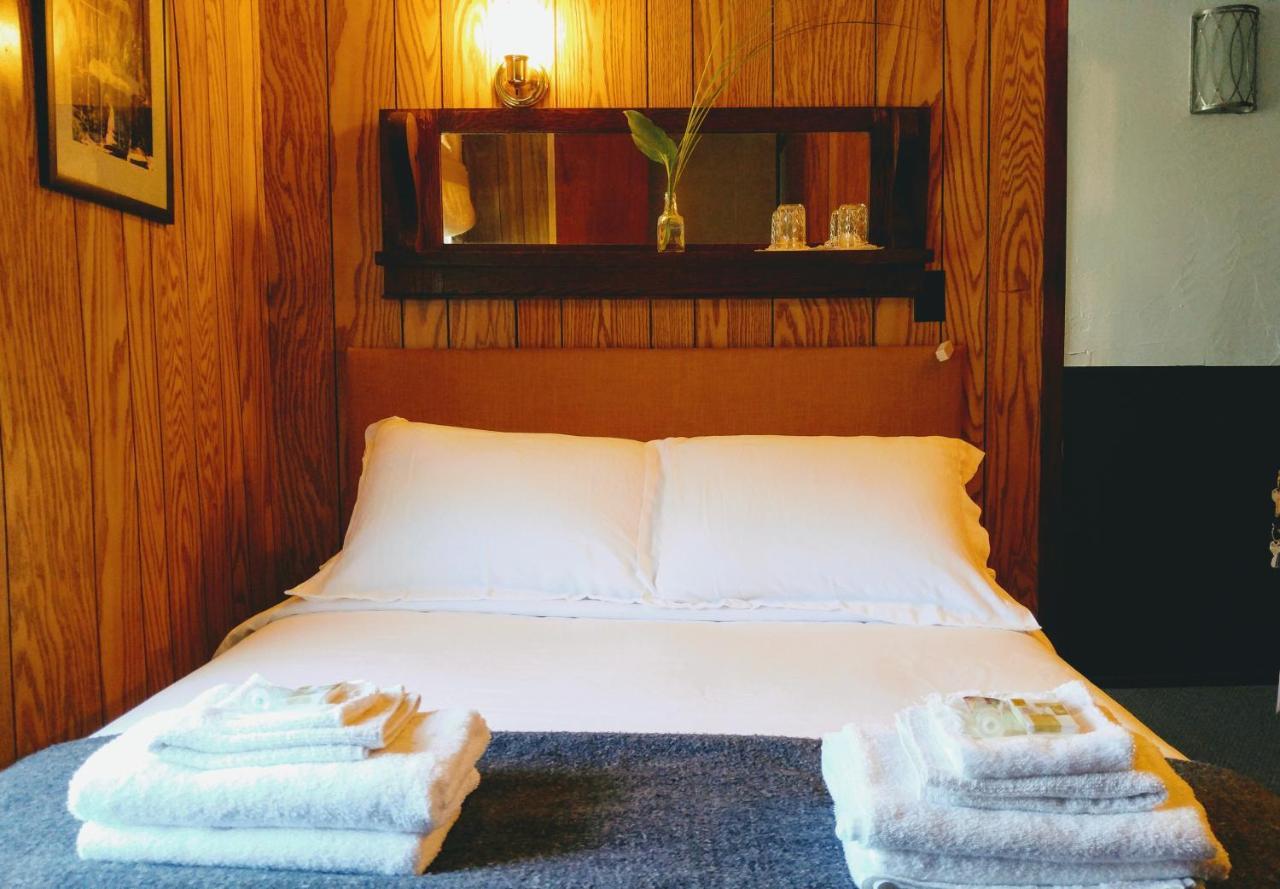 Pine Hill Arms Hotel Buitenkant foto