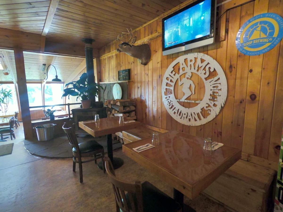 Pine Hill Arms Hotel Buitenkant foto